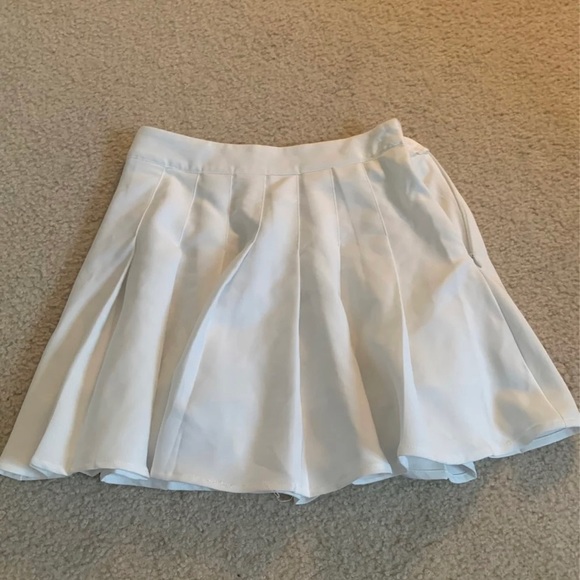 White pleated skirt - Picture 3 of 4